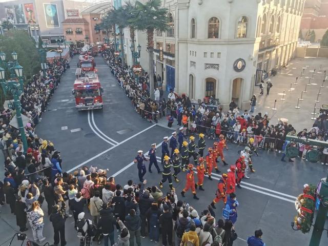 【我们的环球嘉年华】当花车巡游遇上逆行英雄！北京环球度假区上演最“燃”消防宣传