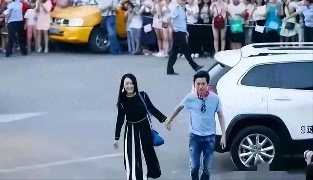 何炅和杨钰莹街头牵手 画面温馨 何炅年事已高 杨钰莹依然美丽动人