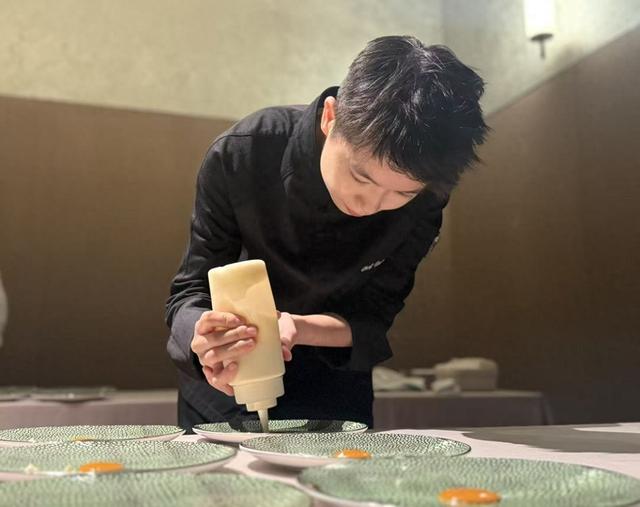 明星大厨破解版2020（女厨屈雨瑜穿透后厨的墙）