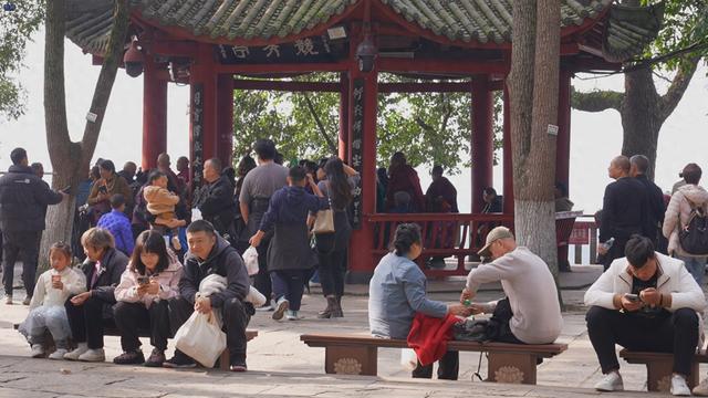 乐山大佛景区秋假期间迎旅游热潮，游客量同比激增