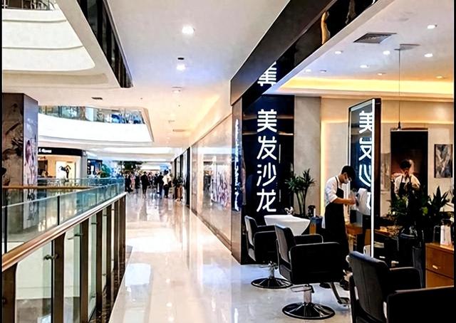 全国理发店陷入倒闭潮，不是没客人，而是自己把自己玩黄了！