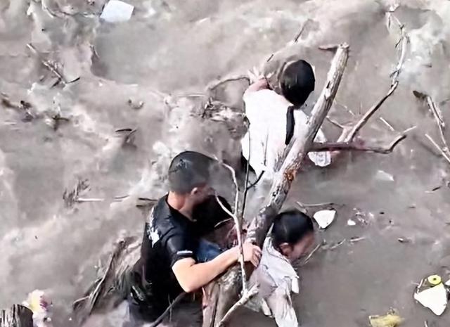 14名游客卷入钱塘江！迅速被冲散，记者曝全过程，没一个值得同情