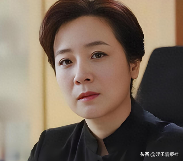 她是国家一级女演员，多次给坐轮椅丈夫戴绿帽，如今儿子也是演员