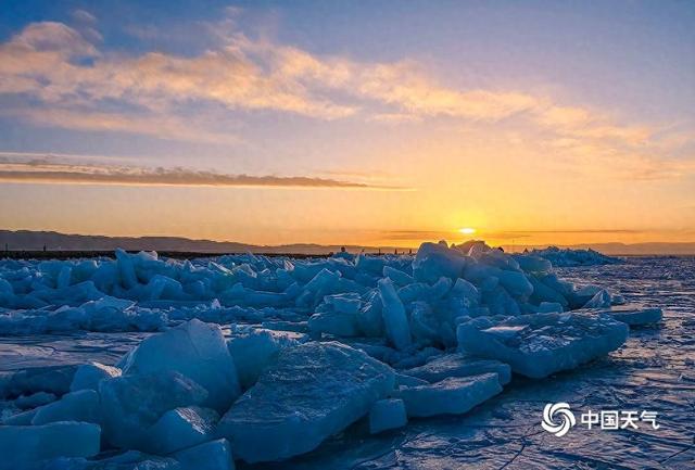 青海湖蓝冰托落霞 金光漫染