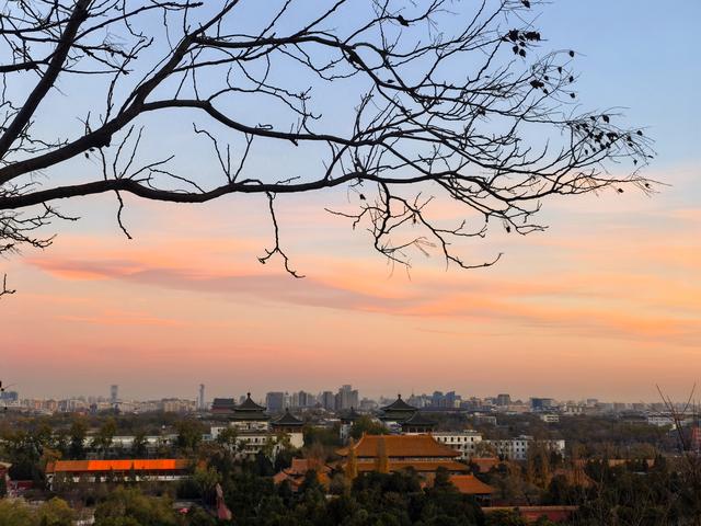 小雪节气限定浪漫！游人清晨登景山万春亭观美丽朝霞