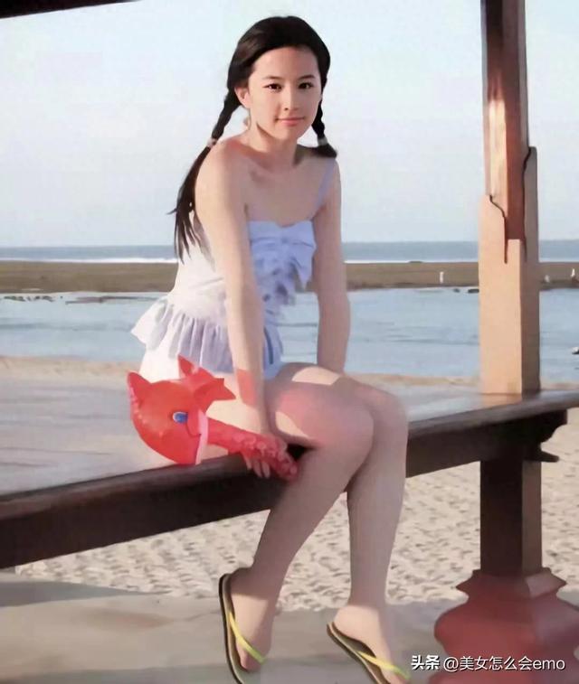 看刘亦菲十七八岁海边照：肚子肉肉太真实，无滤镜的青春感太戳人