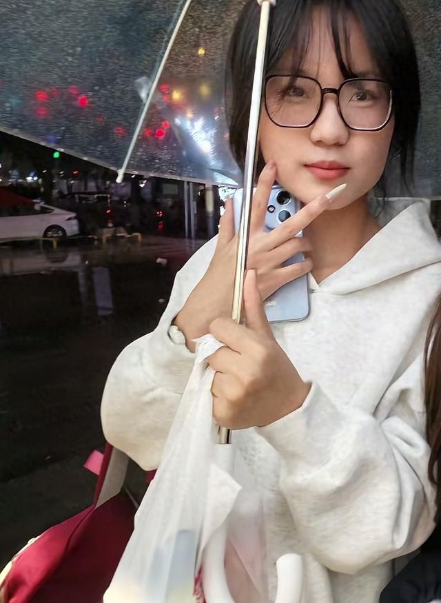 郑州大二女生校内去世，年仅19岁长得很漂亮，学校愿给6万慰问金