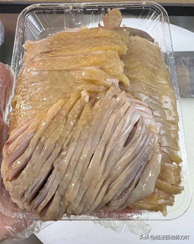 买了半只鸡，老板给切成面条了 ​