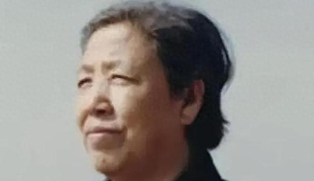 她15岁入党，18岁和主席成亲，如今仍健在，却几乎不出来露面