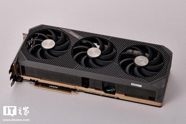 索泰RTX 5090 D v2 24GB SOLID OC显卡图赏：棱角风性能“硬汉”