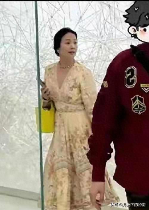 天呐！刘亦菲妈妈被偶遇，都65岁了，还是美得不像话！太让人羡慕