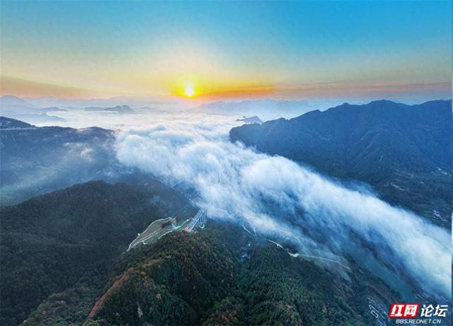 岁暖时刻丨张家界垭门关：云海翻涌时，哪座山的景色最让你心动？