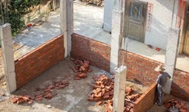 东邻建房高出他家1米，他要动粗，妻子按住说，东邻会后悔的