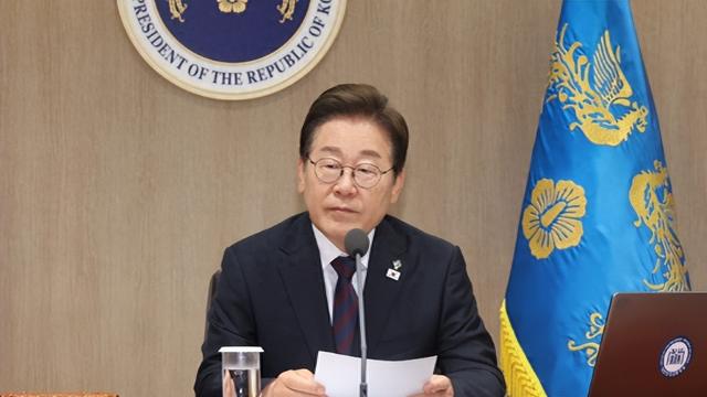打清醒了？李在明对特朗普心如死灰后，韩游行集会开始反美了，转头对华示好