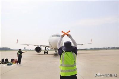 南阳机场滚烫停机坪上，机务人员为旅客出行筑起了一道坚实的“安全防线” 他们的汗水，是最耀眼的勋章