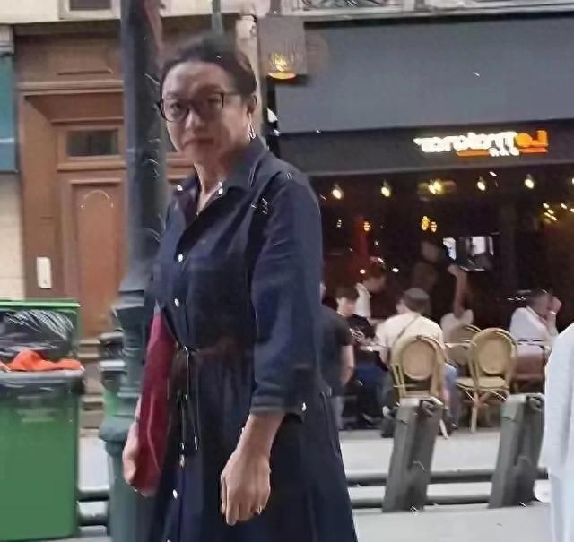 金星在法国街头被偶遇，58岁开始发福馒化，看上去越来越像男的了