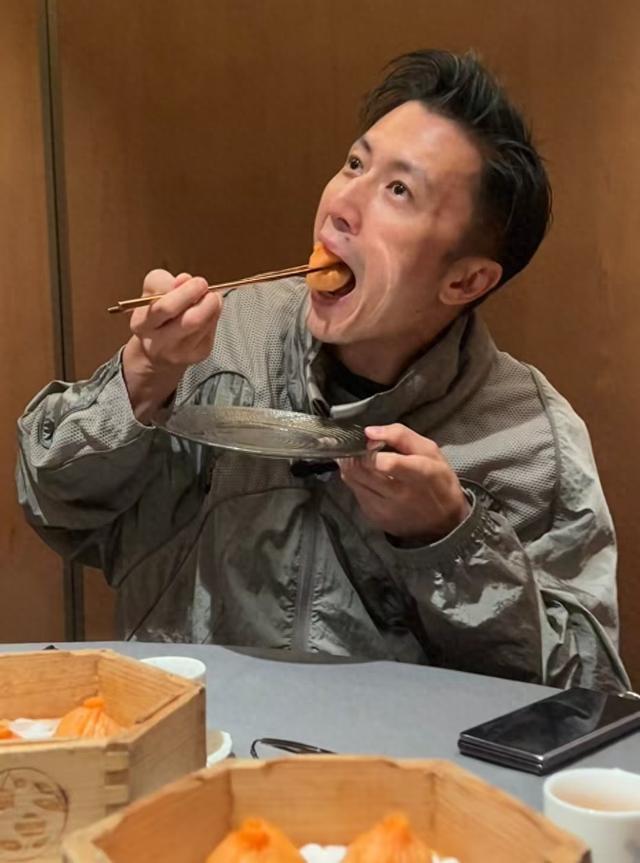 谢霆锋生日和父母聚餐！谢贤老到不敢认，狄波拉涂绿指甲油似少女