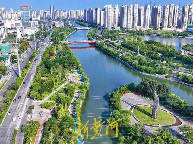 初秋时节，小清河景观带郁郁葱葱宛若盛夏