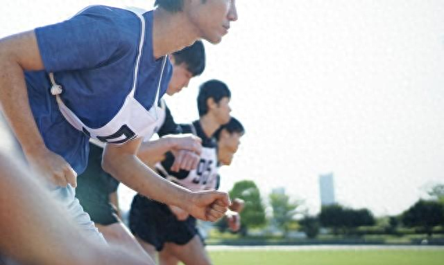 跑友常问跑前该做动态拉伸还是静态拉伸？一次说明白。