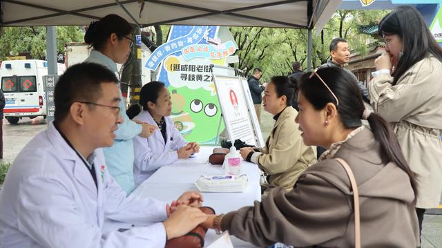 咸阳老街中医药文化集市圈粉 把脉 品茶 玩游戏 健康玩法超对味