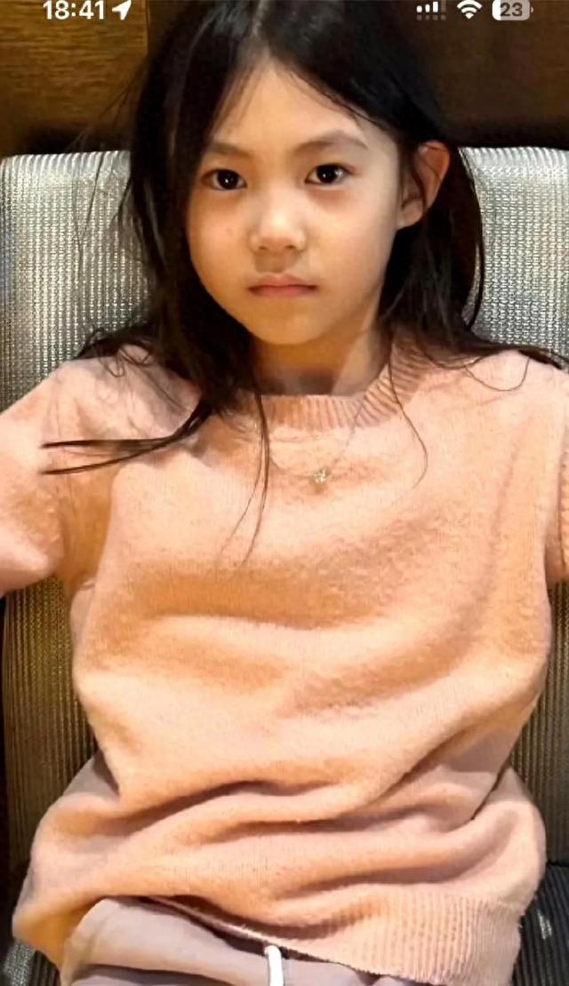 陈冠希女儿完全继承了父亲的美貌，长大后一定是个美女！ ​​​