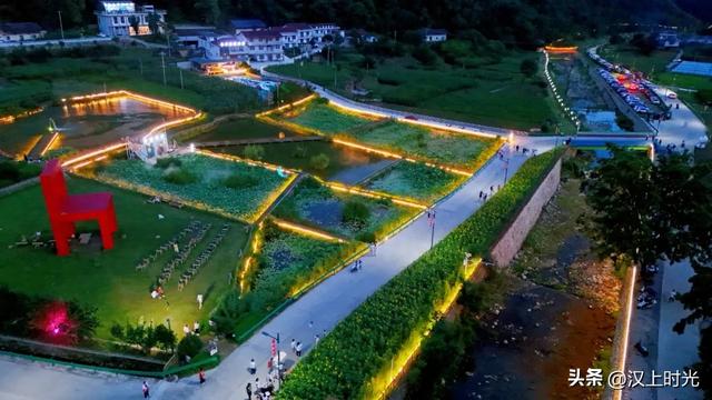被佛坪王家湾圈粉了！锣鼓迎宾、非遗打铁花… 这仪式感直接拉满！