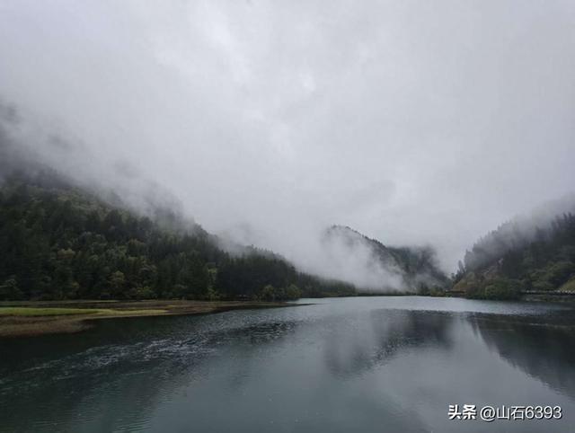 丁怀华：《神奇九寨沟 人在画中游》