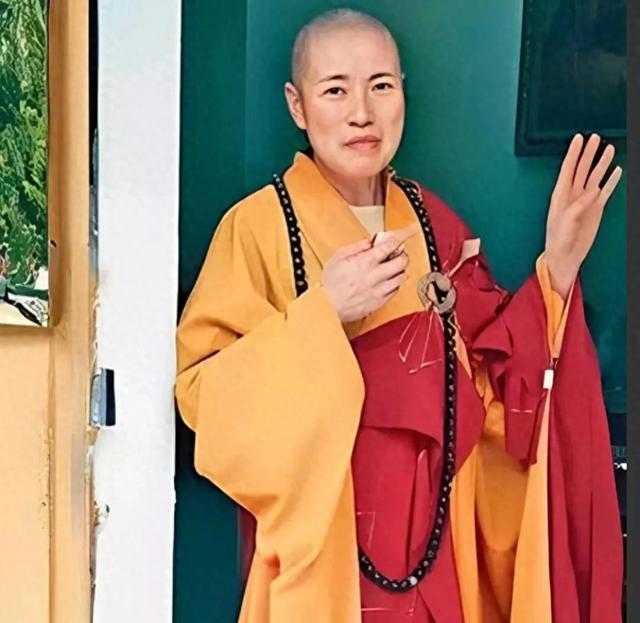 风流尼姑释智定：白天念经晚上夜店，东窗事发时，屋里还藏着假发