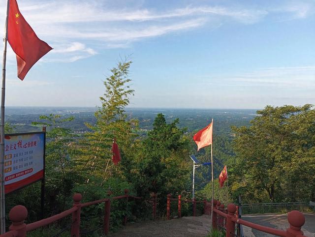 中国长寿之乡汉寿县的第一高峰，风景如画的金牛山风光。