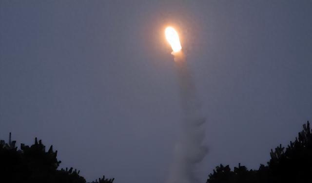 高市早苗后悔也晚了！朝鲜突然出手，导弹腾空而起，领导人亲临现场