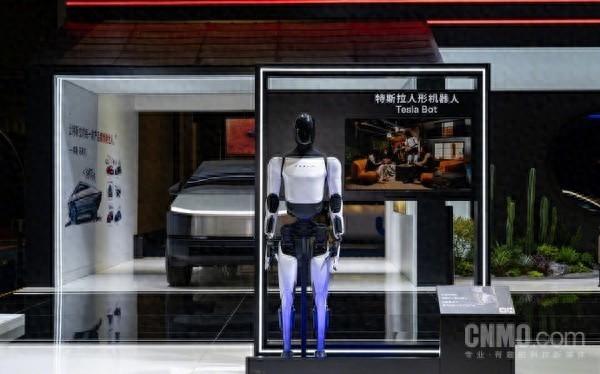 特斯拉携人形机器人Tesla Bot亮相进博会 2026年底量产
