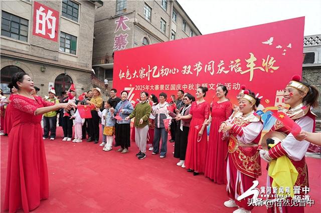 昔阳县大寨景区国庆假期迎来客流高峰