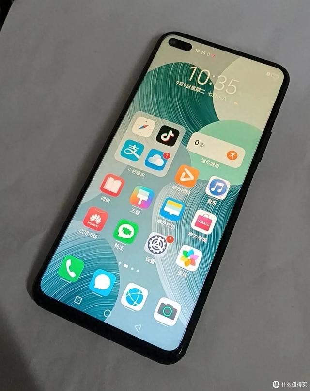 无敌LCD备用机！前置双摄DXO 100 分！麒麟 990 + 鸿蒙！200 多