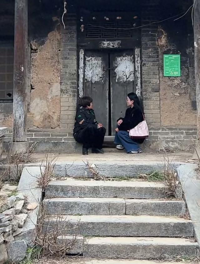 远嫁两姐妹驱车千里回老宅，心酸呐喊“要有个兄弟多好