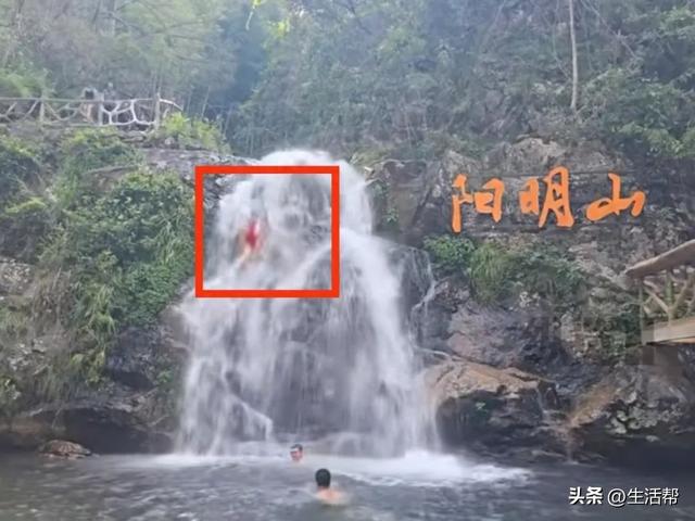 湖南一景区内2名游客从瀑布掉落，景区：游客私自翻越护栏被冲下瀑布，均未受伤