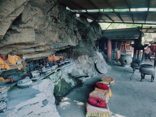 安徽潜山：悬崖上的小寺庙因石头滴水而知名