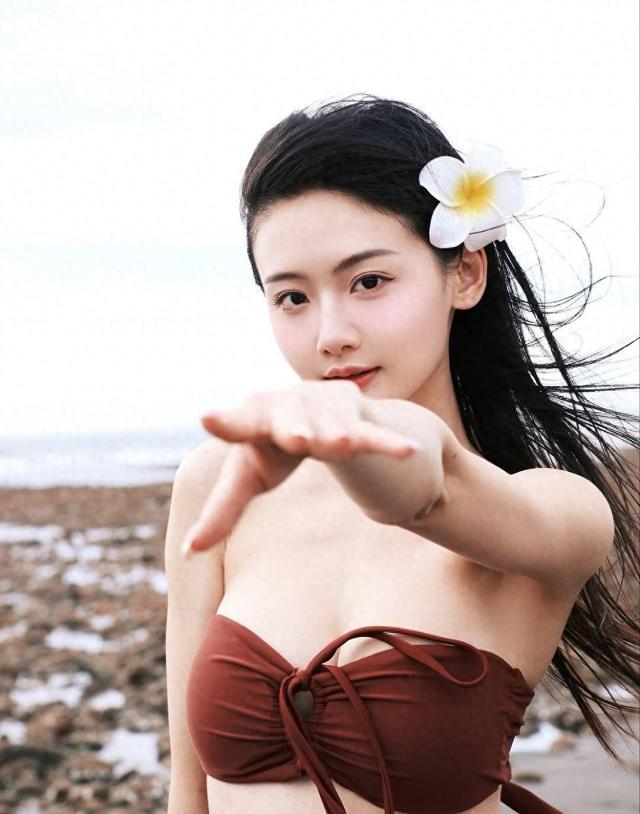 粉色梦境中的温柔时光，春日樱花飘散，轻盈美好片段闯入记忆深处