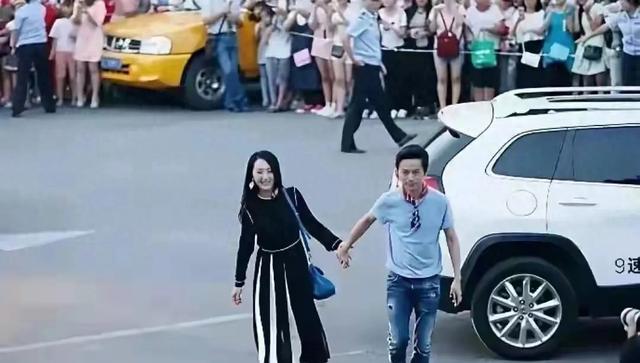 51岁的何炅，牵手54岁的杨钰莹，年过半百的俩人，画面温馨
