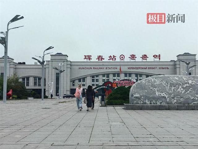 实探中俄互免签证前的边境小城：4日游只需600元，俄罗斯游客大包小包购物，店员学俄语招揽生意