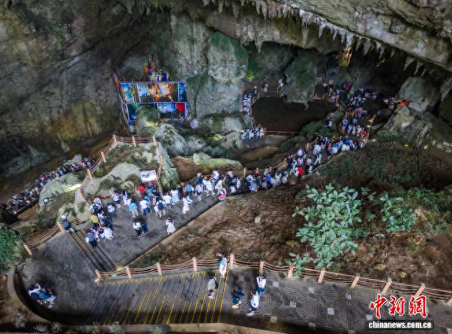 毕节：织金洞迎来避暑旅游高峰