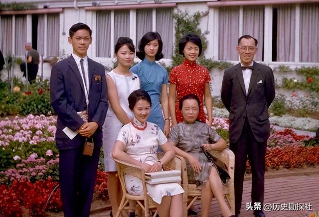 1962年，徐志摩前妻张幼仪和家人，在美国的别墅前，留下的家庭照