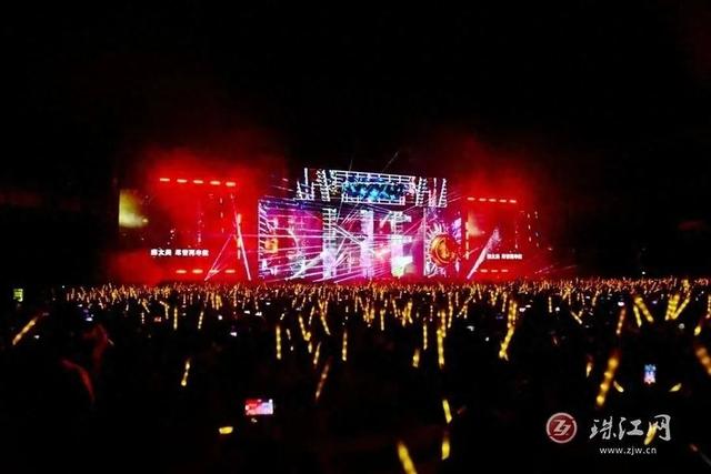 夜太美，曲靖太美！19.7℃的“演唱会之城”，宠你！