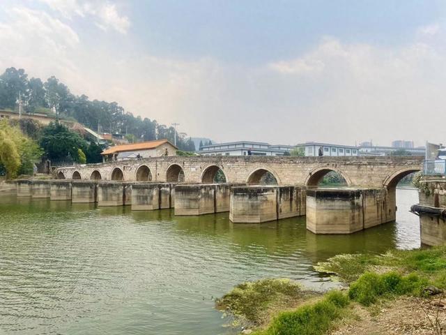 别只盯着都江堰！昆明藏了座“湖天锁钥”，200年古闸，晚霞鸥飞