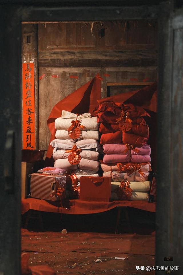 38岁教授回村办婚宴，两桌搞定！