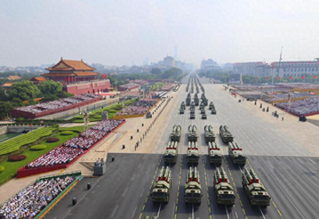 中国九三阅兵后第二天，特朗普给美国国防部改名，已对华战略转型