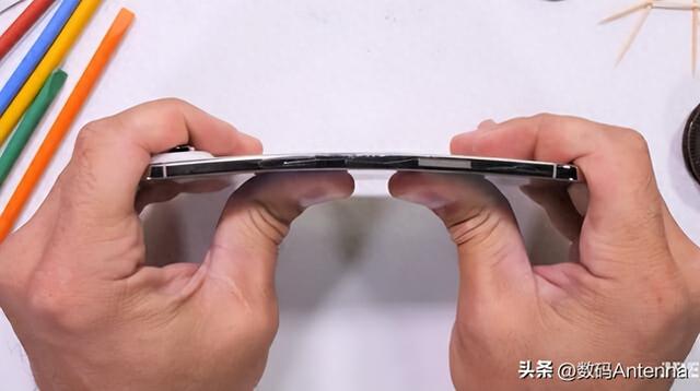 iPhone Air耐用性测试表现卓越：98公斤冲击下核心功能仍正常​
