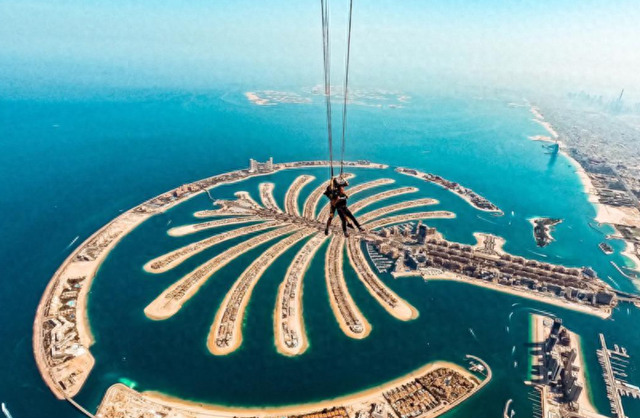 被逊尼派排挤、被波斯人嫌弃！这个边缘人，把沙漠变成了世界网红