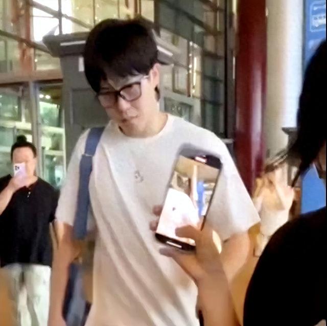国乒抵达北京：王楚钦一脸疲惫，邱贻可推孙颖莎行李，王曼昱发呆