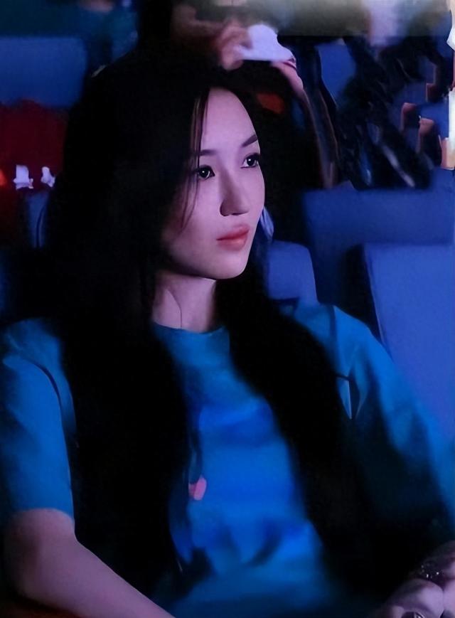 19岁李嫣跟老爸聚餐！手不离烟动作熟练，170cm身材干瘪太像王菲