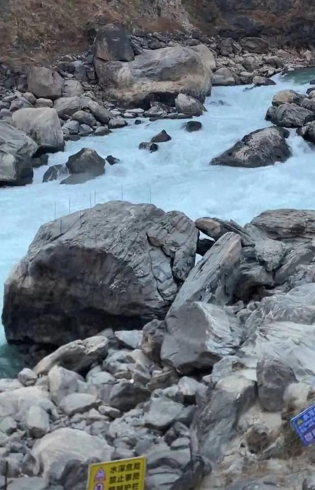 5天发生两起事故！一游客在云南虎跳峡落水失联、搜寻三小时未发现踪迹，当地文旅部门回应：早前就已发布通知，严禁以徒步、探险、摄影等名义擅自进入中虎跳峡未开发区域